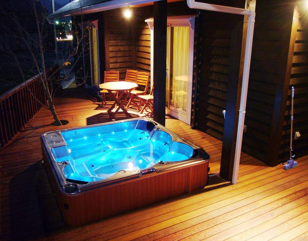 soaking-fiberglass-whirlpool-pool-outdoor-hot-spa.jpg